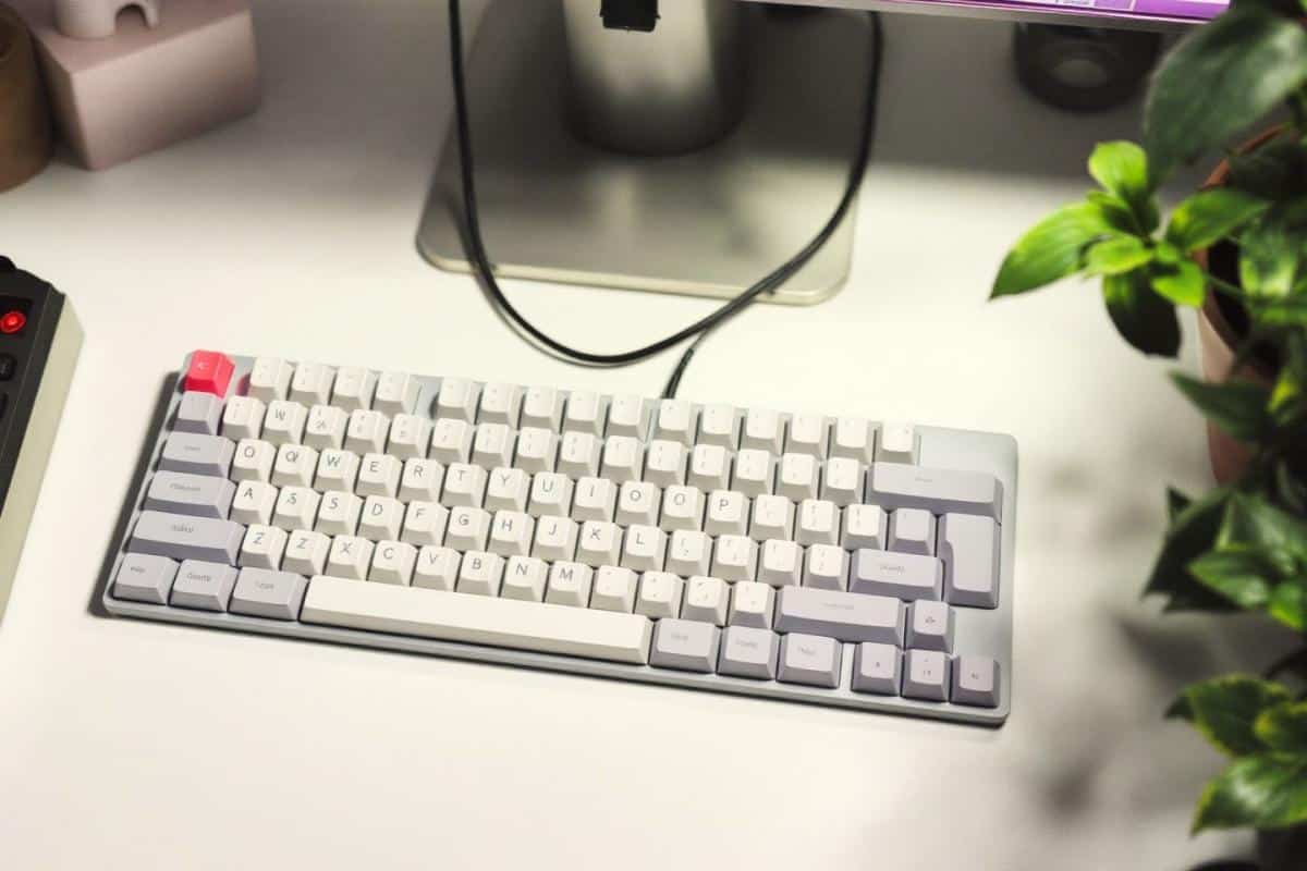 découvrez notre guide complet sur la touche shift du clavier : fonctions, astuces d'utilisation et conseils pour optimiser votre frappe.